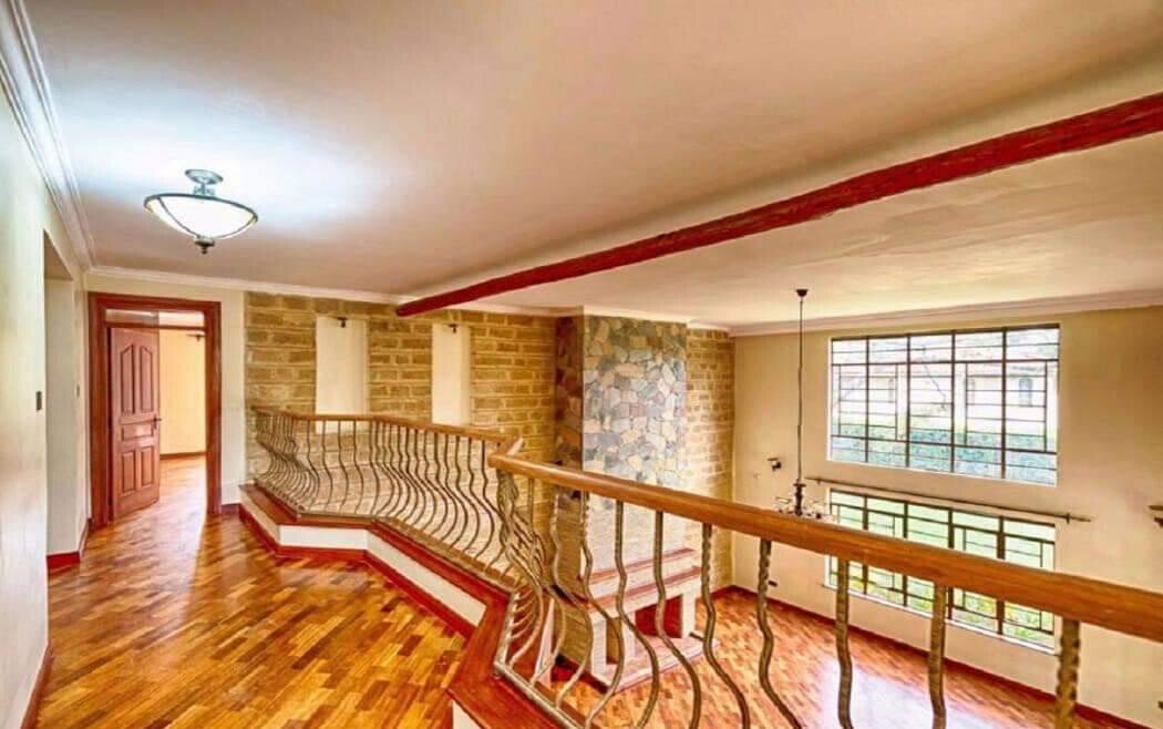 Executive 4BR Townhouse with Pool & DSQ – Karen