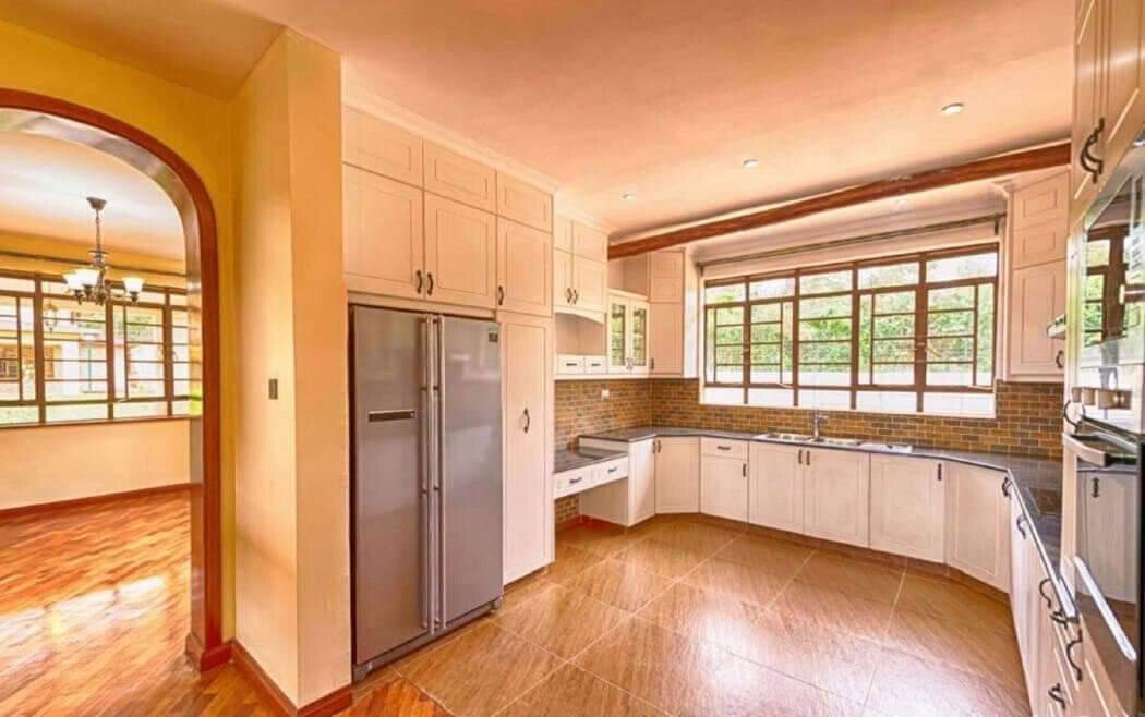 Executive 4BR Townhouse with Pool & DSQ – Karen