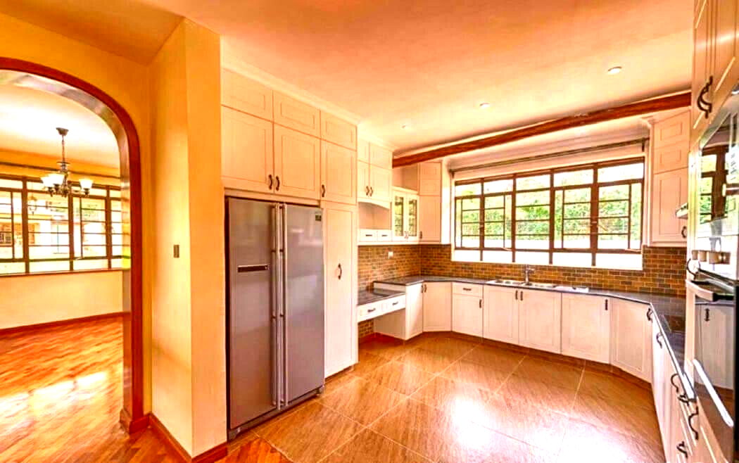 Executive 4BR Townhouse with Pool & DSQ – Karen