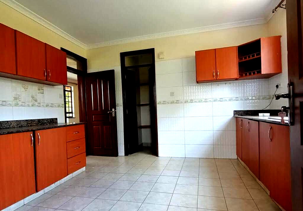 4BR Townhouse with DSQ & Shared Pool - Kiambu Road