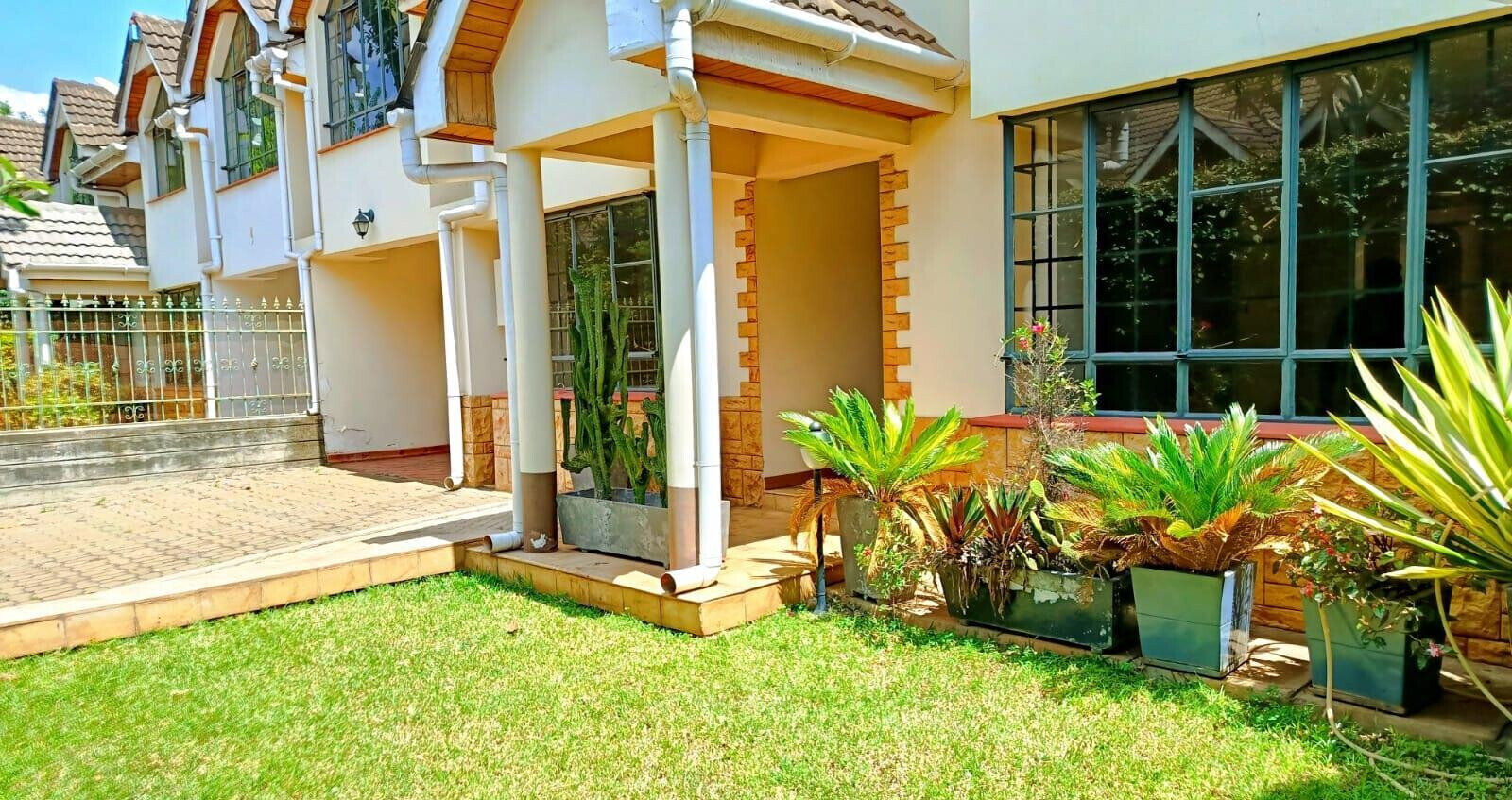 Renovated 5-Bedroom Villa with Pool Access - Lavington