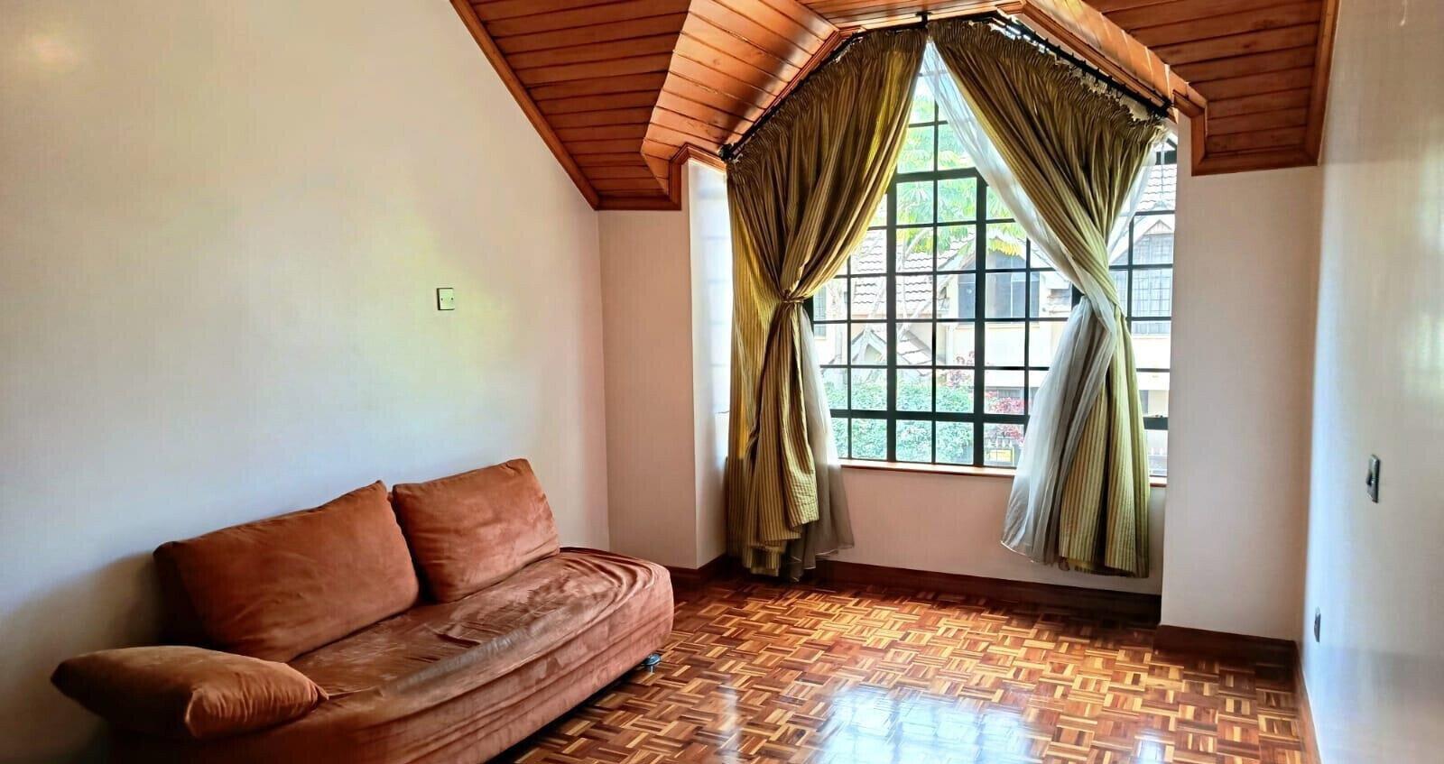 Renovated 5-Bedroom Villa with Pool Access - Lavington