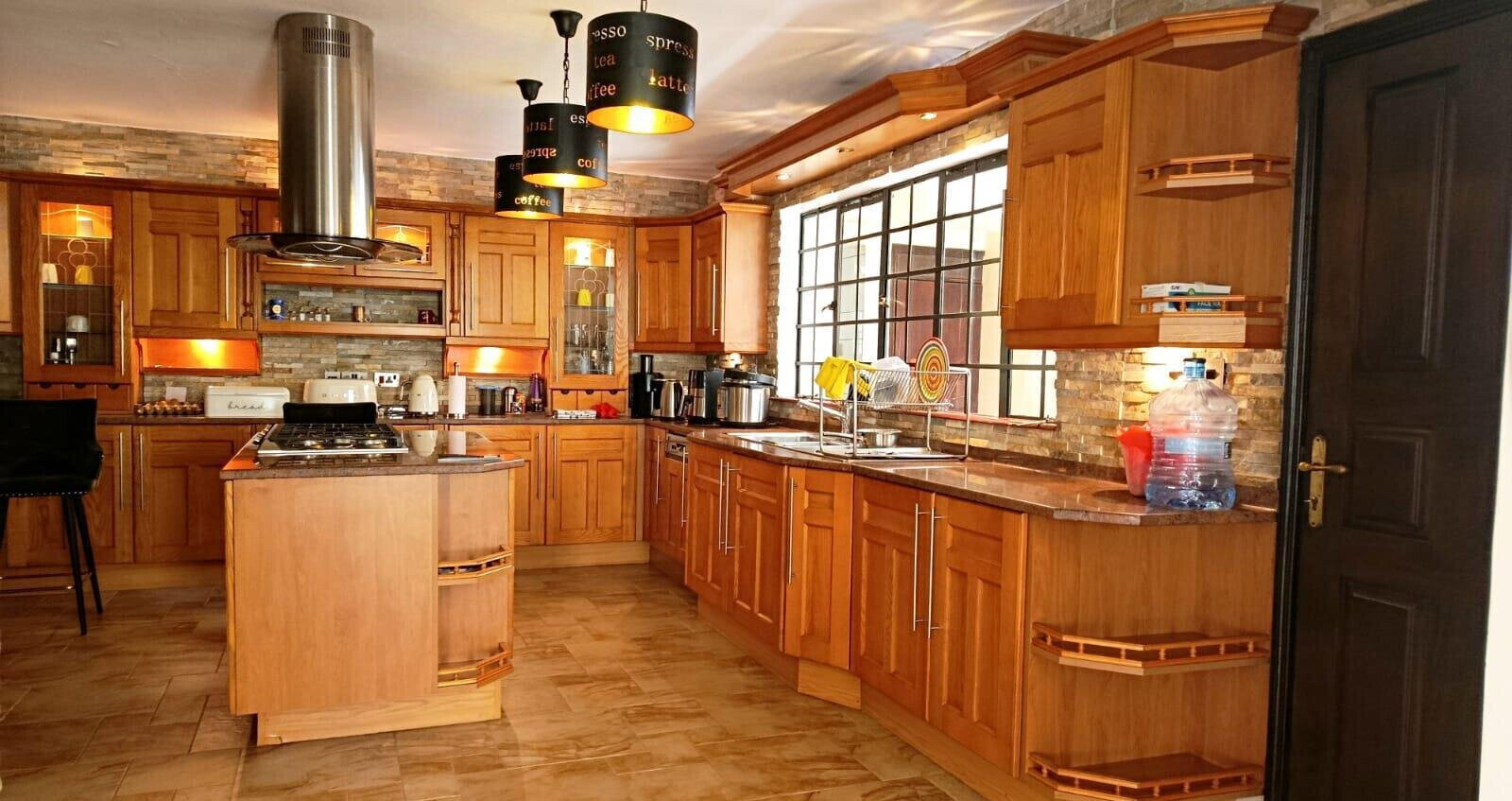 Renovated 5-Bedroom Villa with Pool Access - Lavington