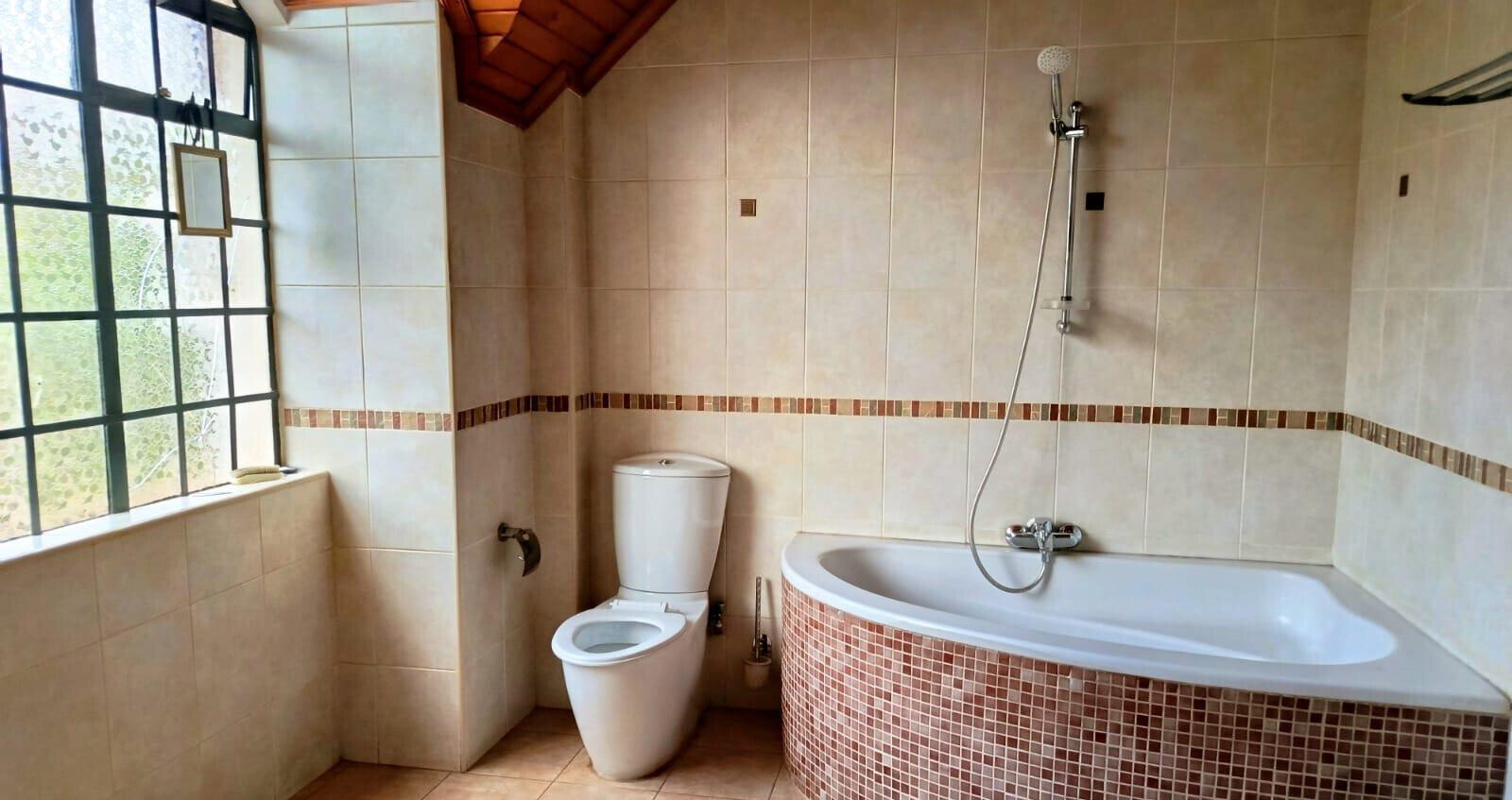 Renovated 5-Bedroom Villa with Pool Access - Lavington