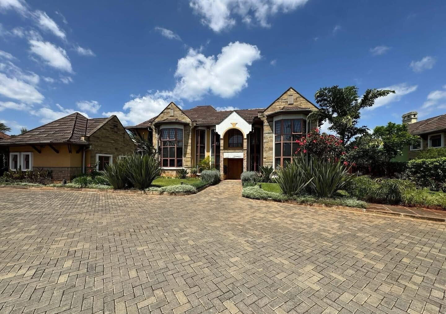 Modern 5BR Villa with Home Office & Gym on Half-Acre - Old Runda