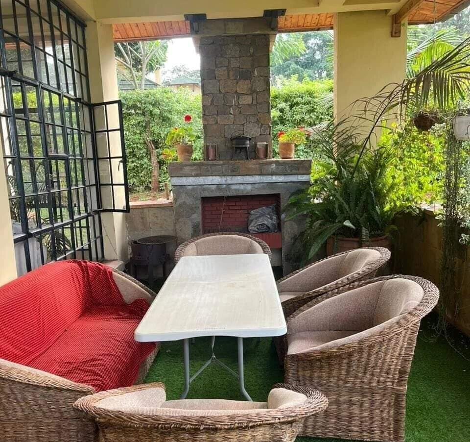 Half-Acre Townhouse with Sunken Lounge & Fireplace – Karen