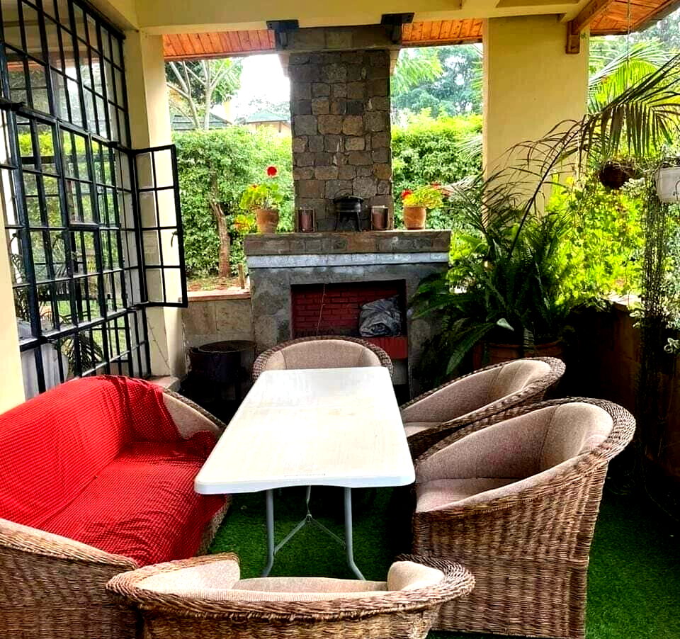 Half-Acre Townhouse with Sunken Lounge & Fireplace – Karen