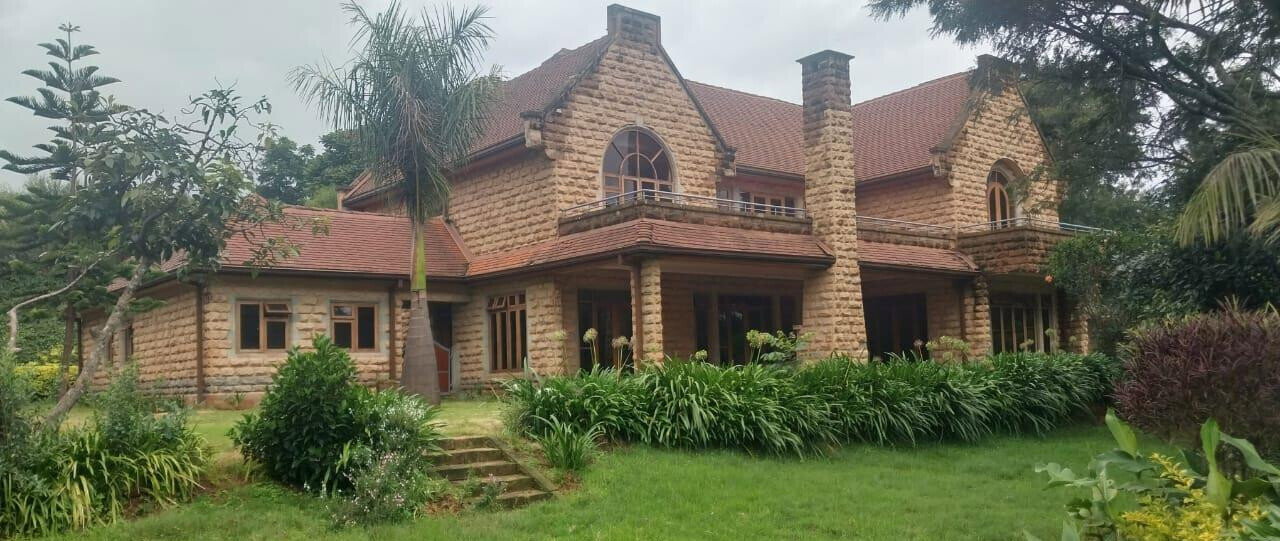Half-Acre Corner Townhouse with Clubhouse & Pool – Karen