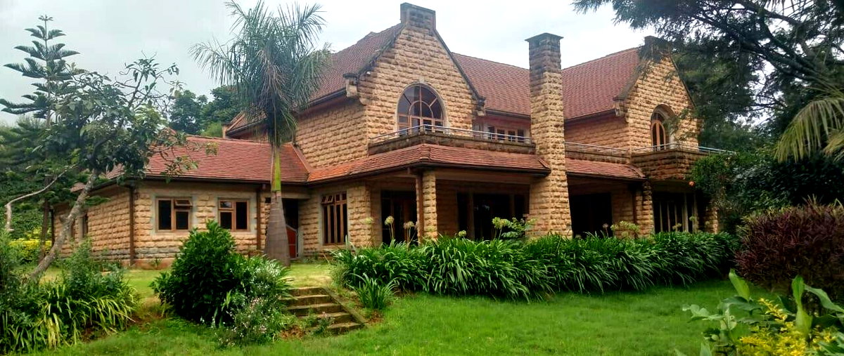 Half-Acre Corner Townhouse with Clubhouse & Pool – Karen