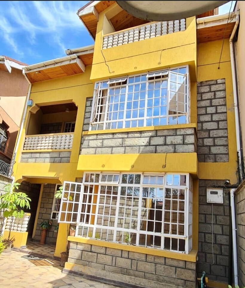 5BR Ultra-Modern Townhouse with Study & Entertainment Room - Donholm