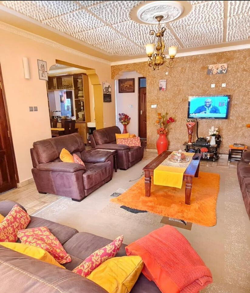 5BR Ultra-Modern Townhouse with Study & Entertainment Room - Donholm