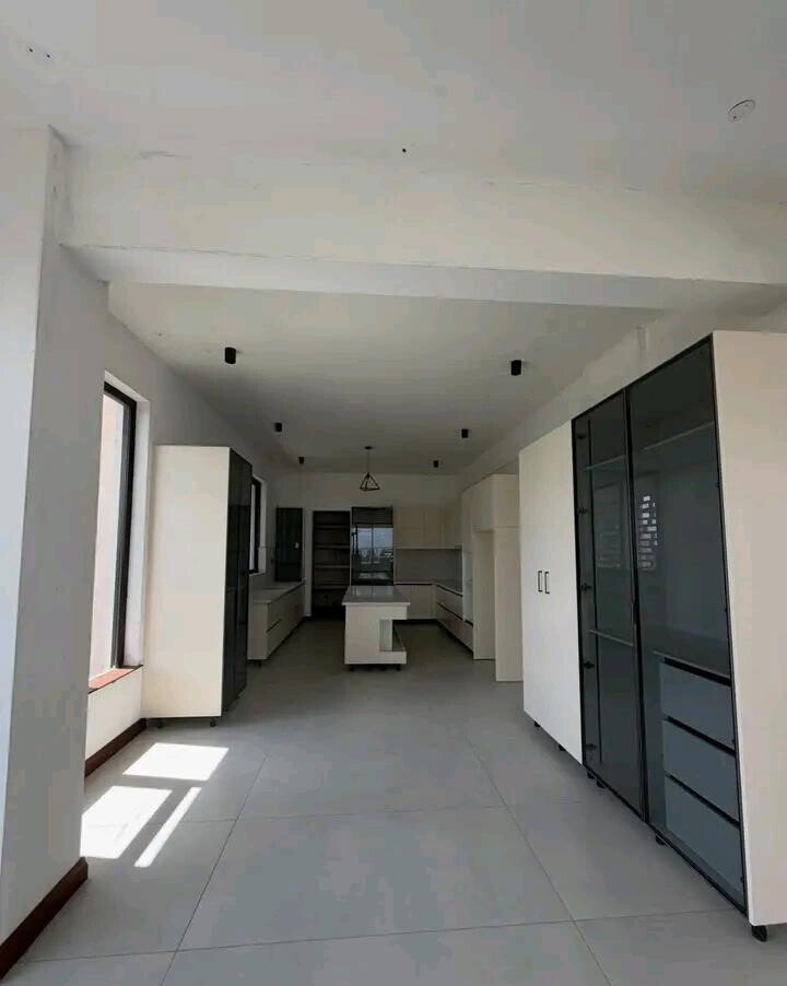 5BR Penthouse with Pool & Beach Access - Nyali