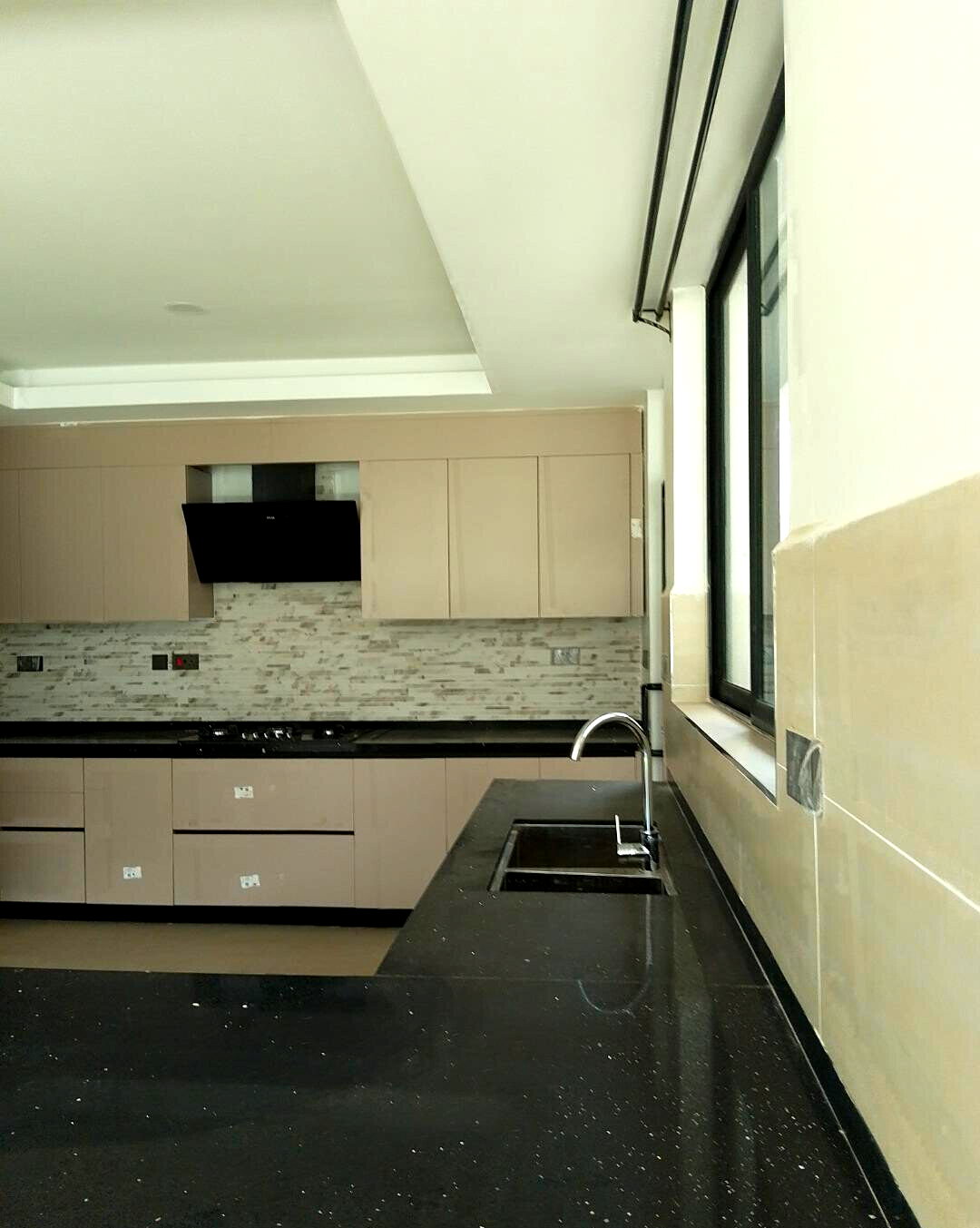 Executive 4BR Townhouse with DSQ & Walking Distance to Lavington Mall