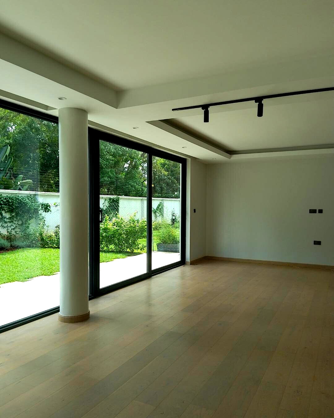 Executive 4BR Townhouse with DSQ & Walking Distance to Lavington Mall