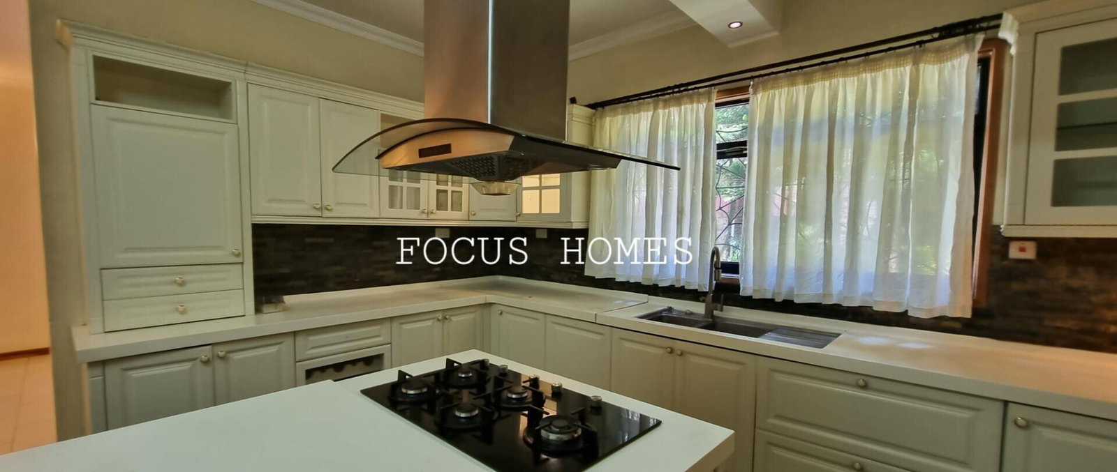 5-Ensuite Townhouse with Sauna & Jacuzzi - Lavington