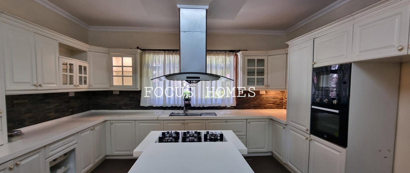 5-Ensuite Townhouse with Sauna & Jacuzzi - Lavington