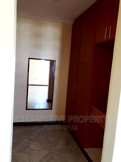 4bdrm Townhouse / Terrace in Hardly, Hardy for rent - Image 6