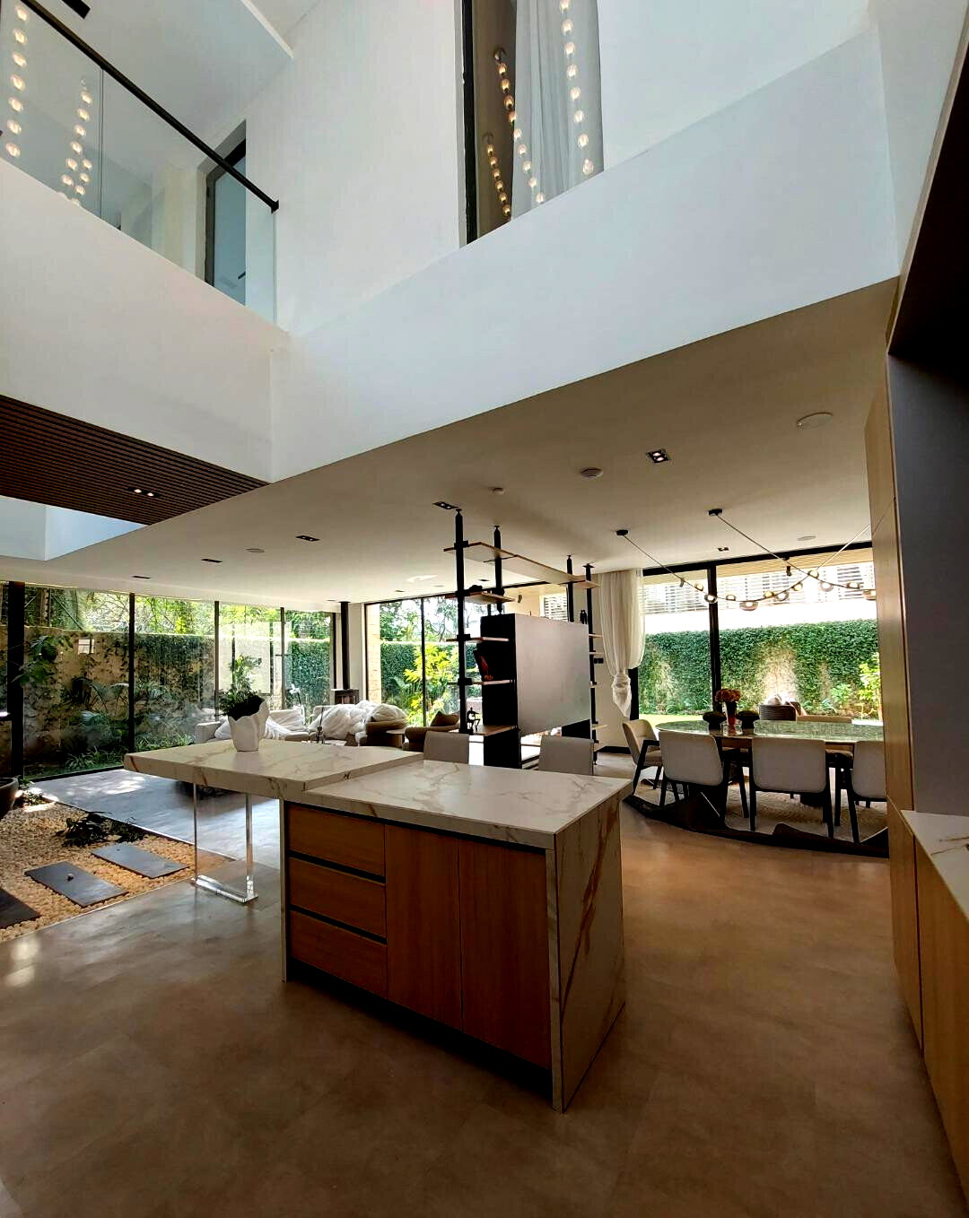 5-Ensuite Townhouse with Gourmet Kitchen & Fireplace - Lavington