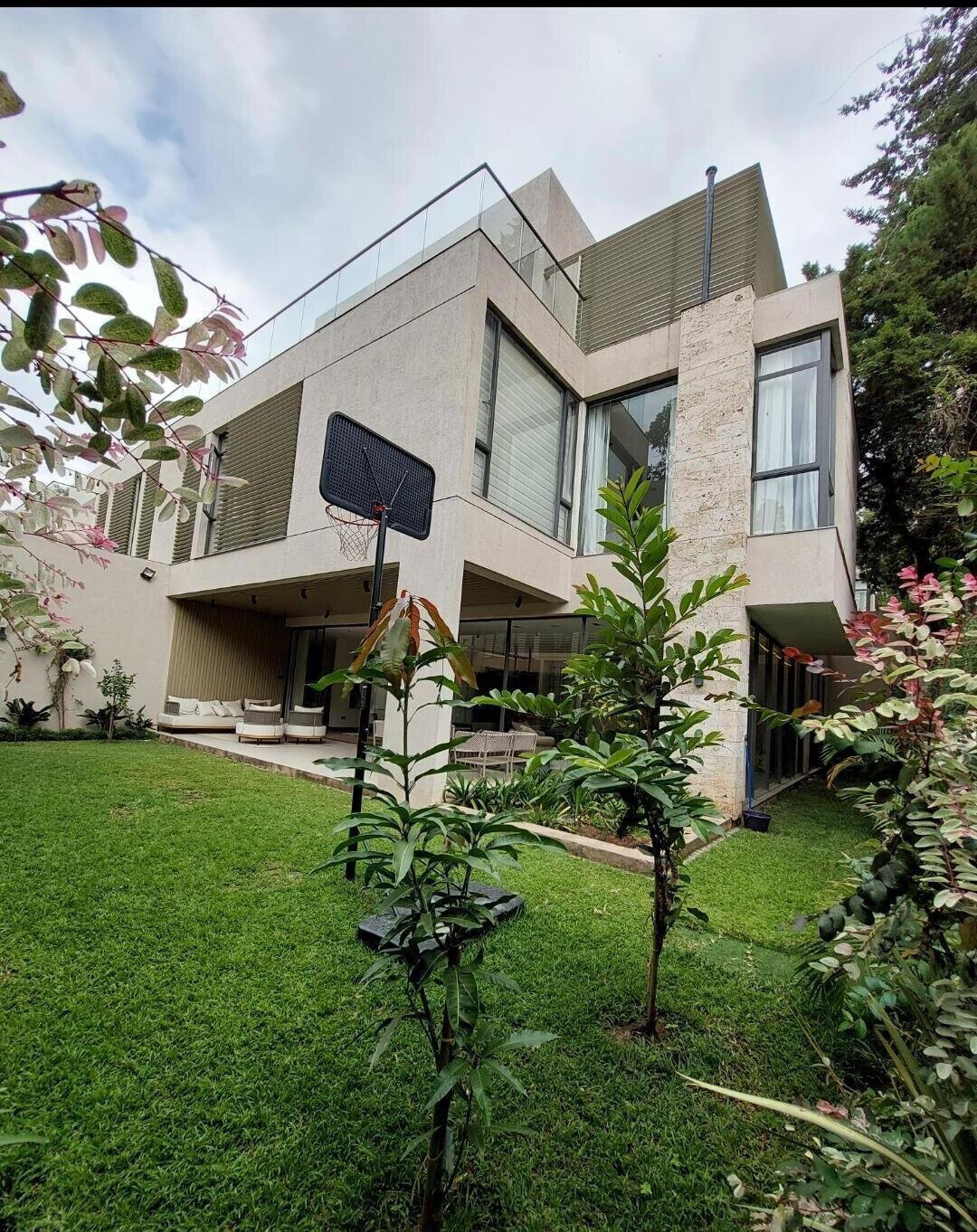 5-Ensuite Townhouse with Gourmet Kitchen & Fireplace - Lavington