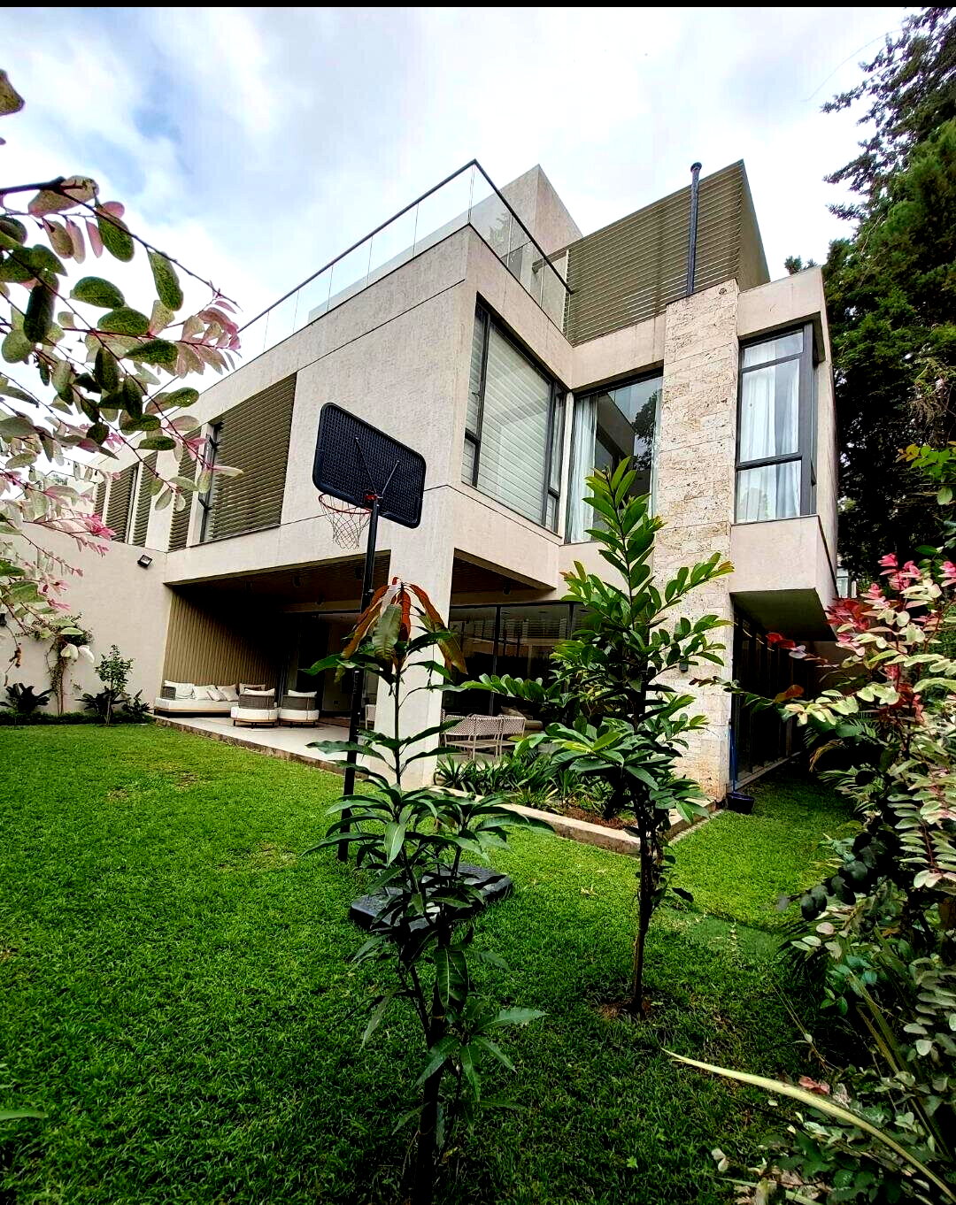 5-Ensuite Townhouse with Gourmet Kitchen & Fireplace - Lavington