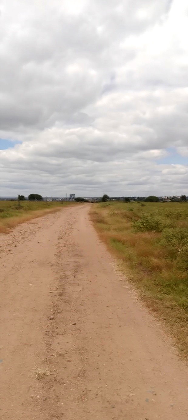200 Acres at 4.5M Per Acre. 2kms From Umma University.