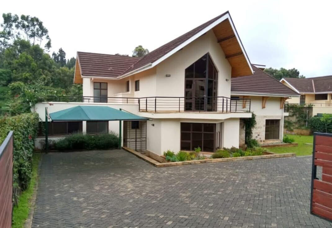 4BR All-Ensuite Townhouse with DSQ on Half-Acre – Karen Miotoni