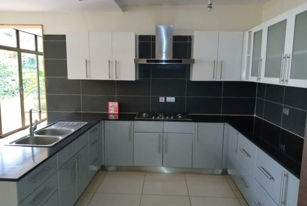 4BR All-Ensuite Townhouse with DSQ on Half-Acre – Karen Miotoni
