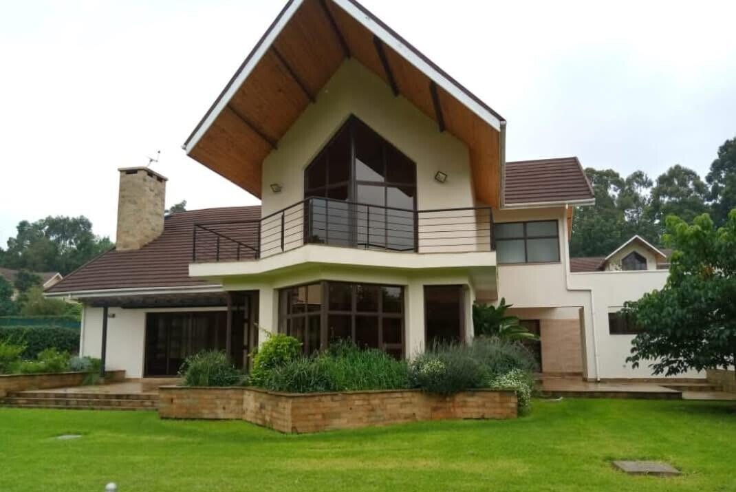 4BR All-Ensuite Townhouse with DSQ on Half-Acre – Karen Miotoni