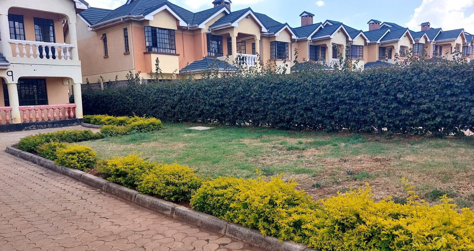 4BR Townhouse with Private Gate & Pool Access - Matasia
