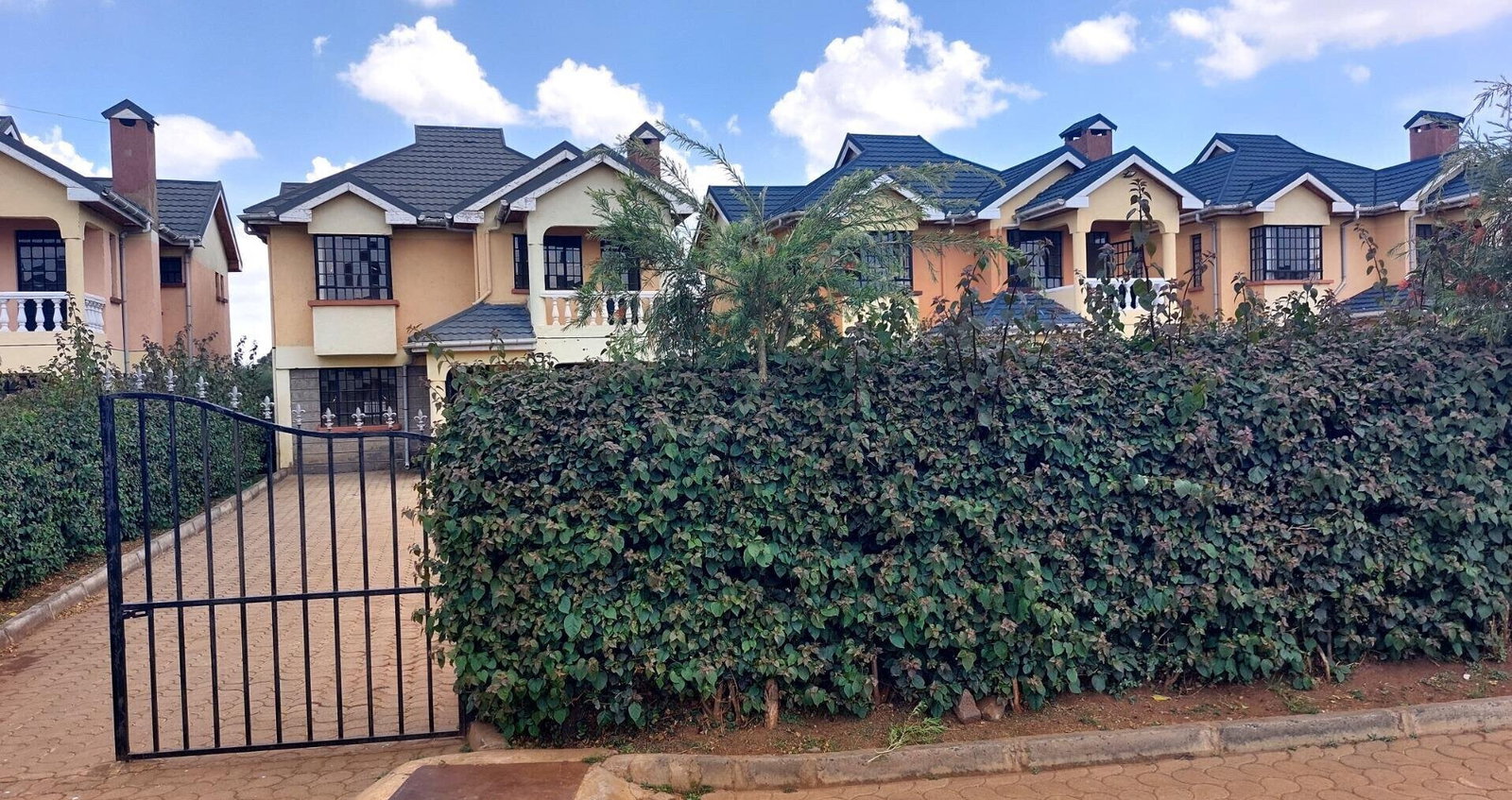 4BR Townhouse with Private Gate & Pool Access - Matasia