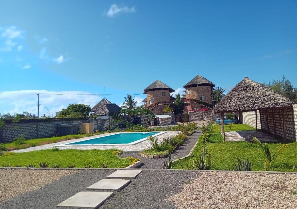 3BR All-Ensuite Villa with Pool, 1-Min Walk to Watamu Beach