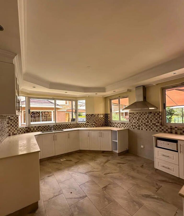 3-Level 5-Ensuite Townhouse with Jacuzzi & Gym - Lavington