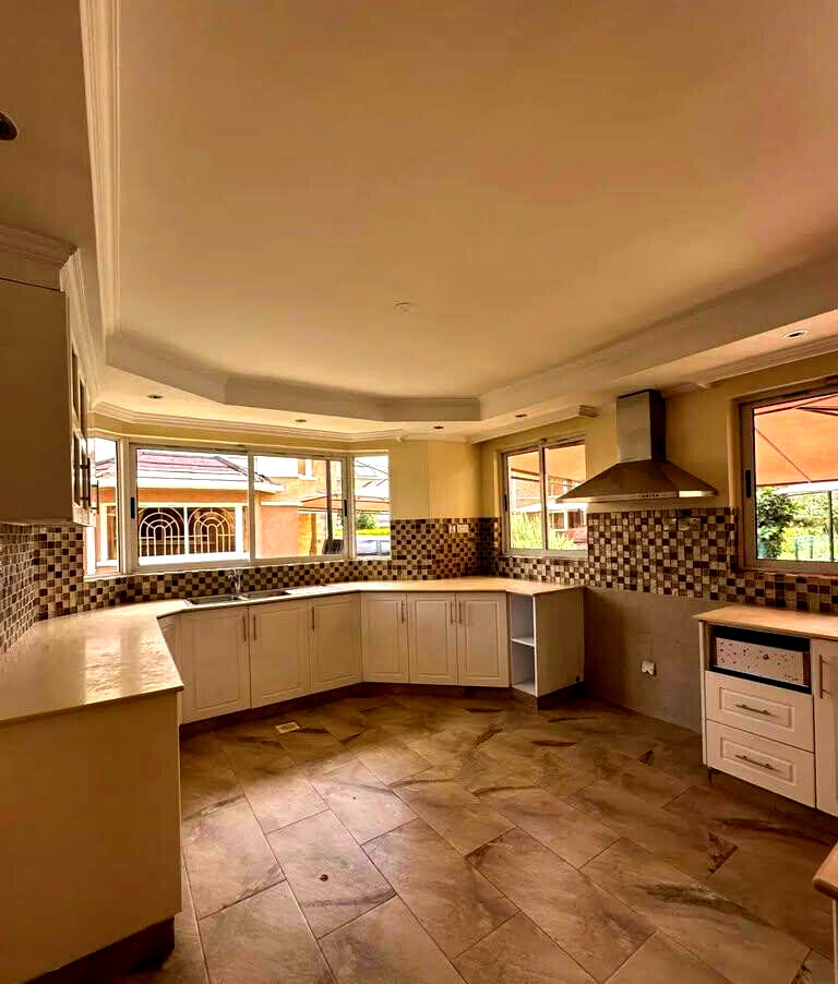 3-Level 5-Ensuite Townhouse with Jacuzzi & Gym - Lavington
