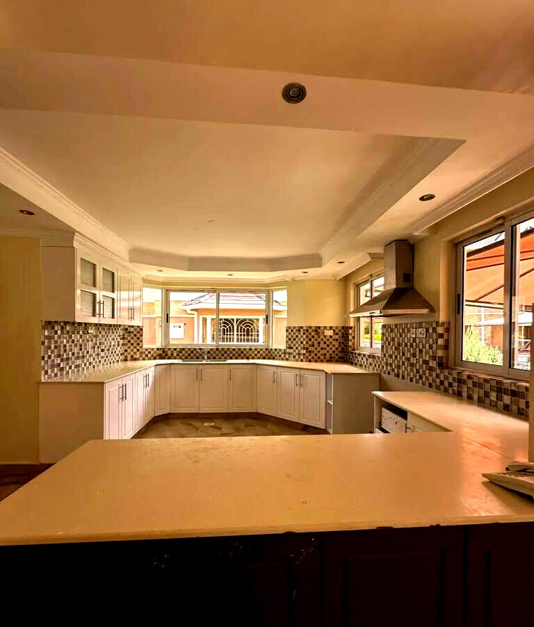 3-Level 5-Ensuite Townhouse with Jacuzzi & Gym - Lavington