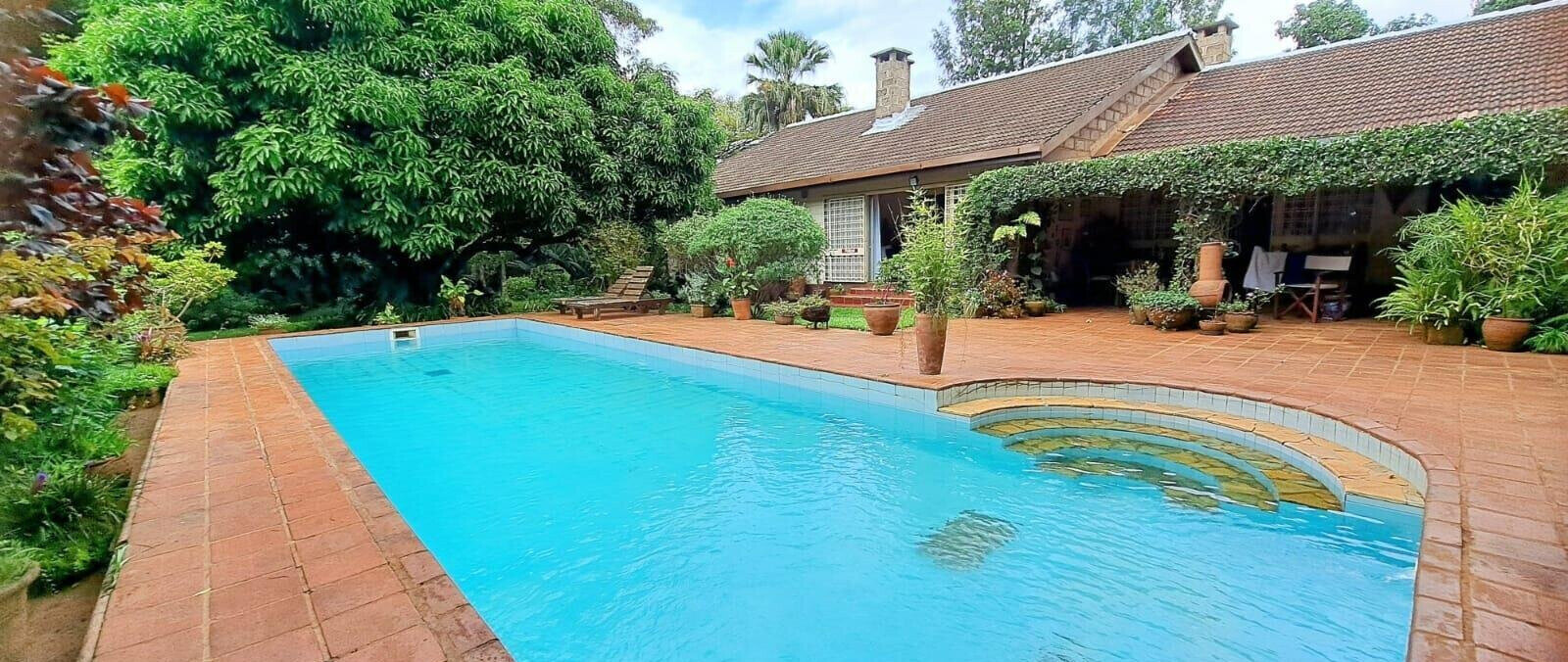 Remodeled Colonial 3BR with Pool & 0.6 Acres – Rosslyn