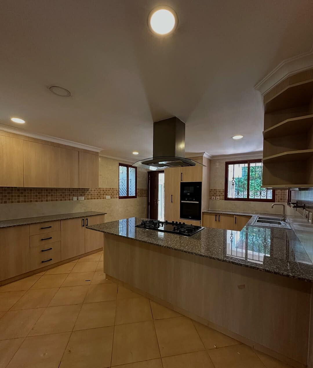 5BR Townhouse with Sunroom & Fireplace – Spring Valley