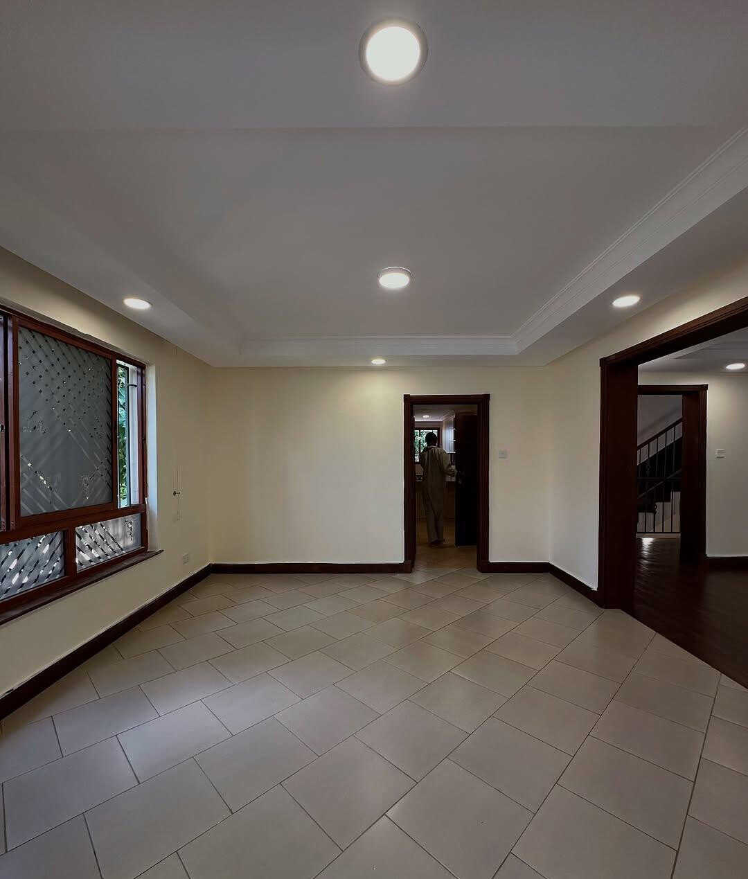 5BR Townhouse with Sunroom & Fireplace – Spring Valley