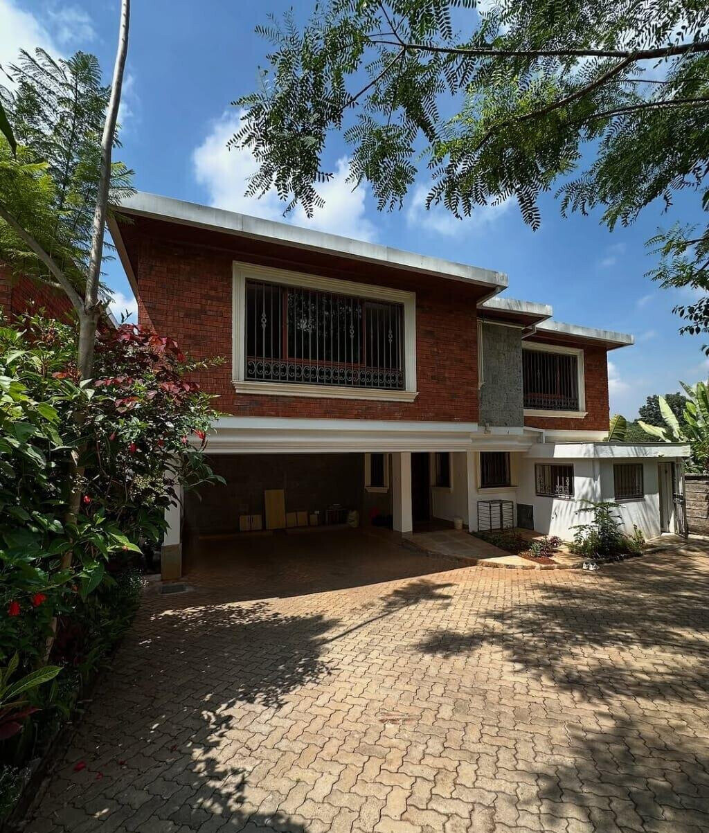 5BR Townhouse with Sunroom & Fireplace – Spring Valley