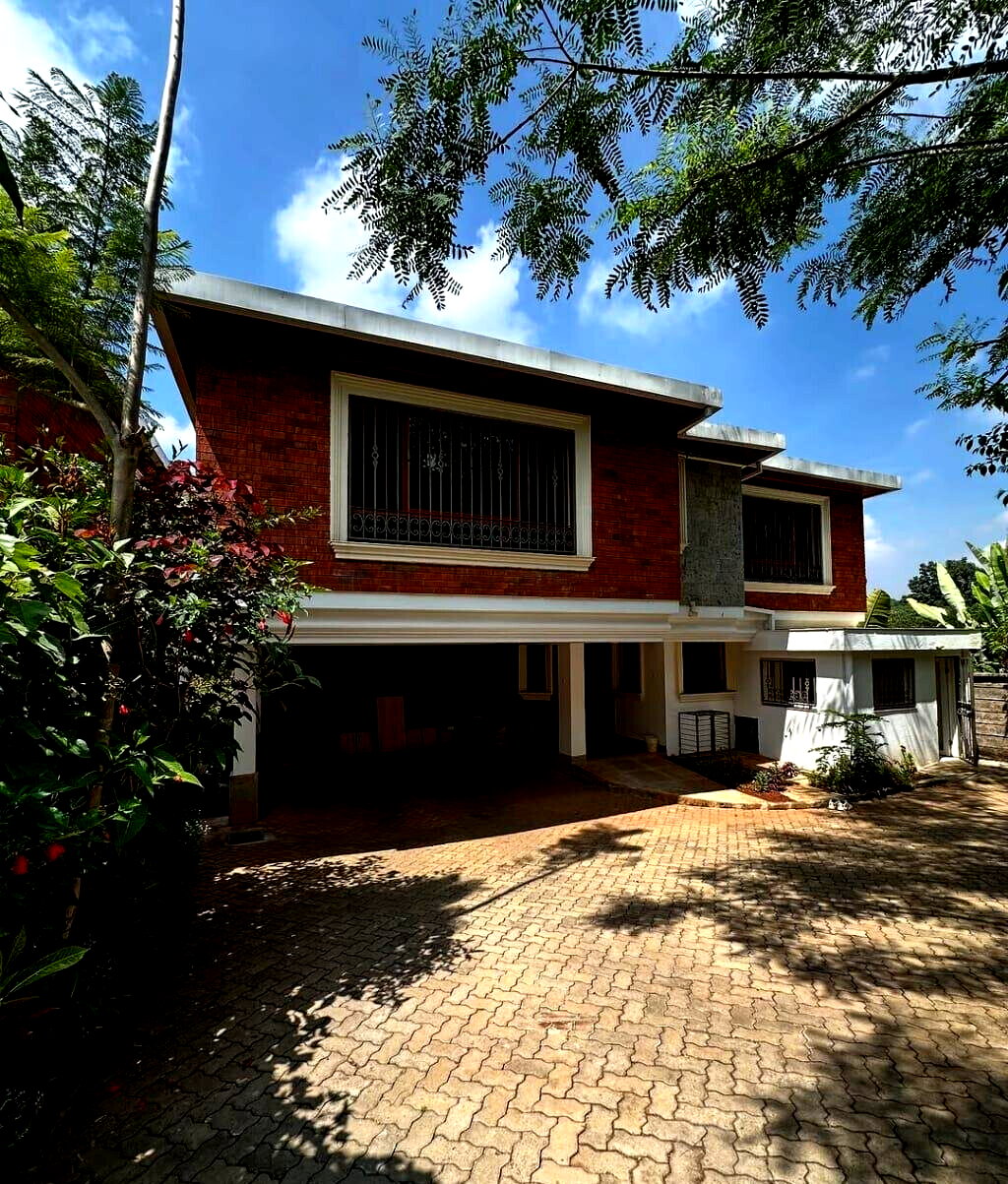 5BR Townhouse with Sunroom & Fireplace – Spring Valley
