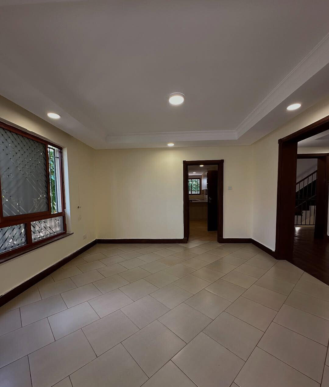 5BR Townhouse with Sunroom & Fireplace – Spring Valley