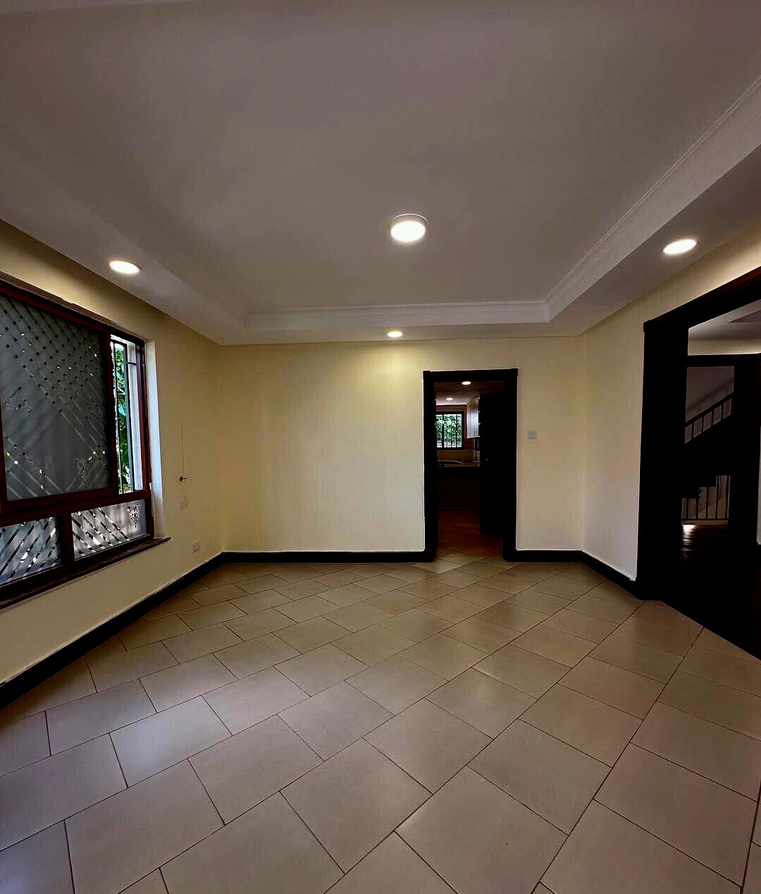 5BR Townhouse with Sunroom & Fireplace – Spring Valley