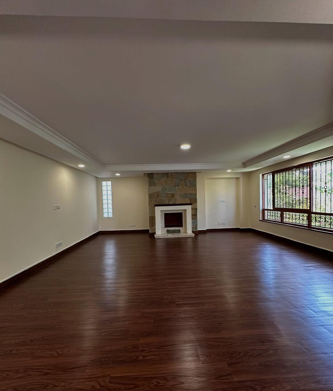 5BR Townhouse with Sunroom & Fireplace – Spring Valley