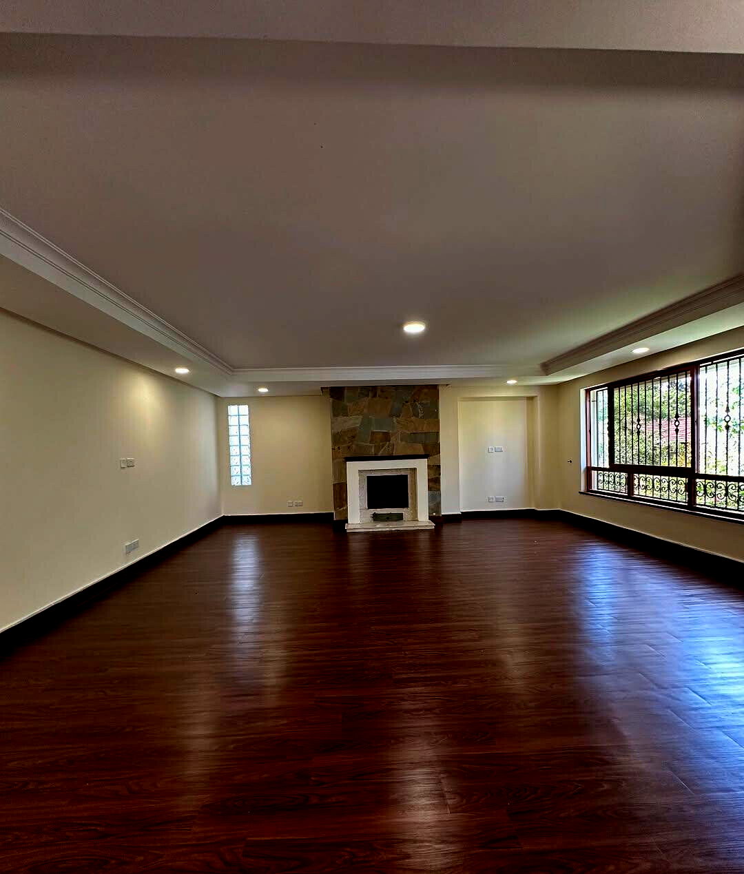 5BR Townhouse with Sunroom & Fireplace – Spring Valley