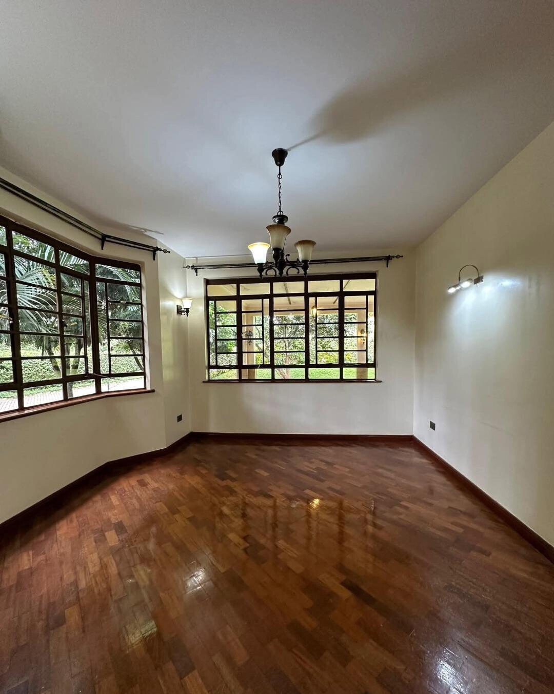 4-Ensuite Townhouse with Common Pool & Gym – Karen Kerarapon