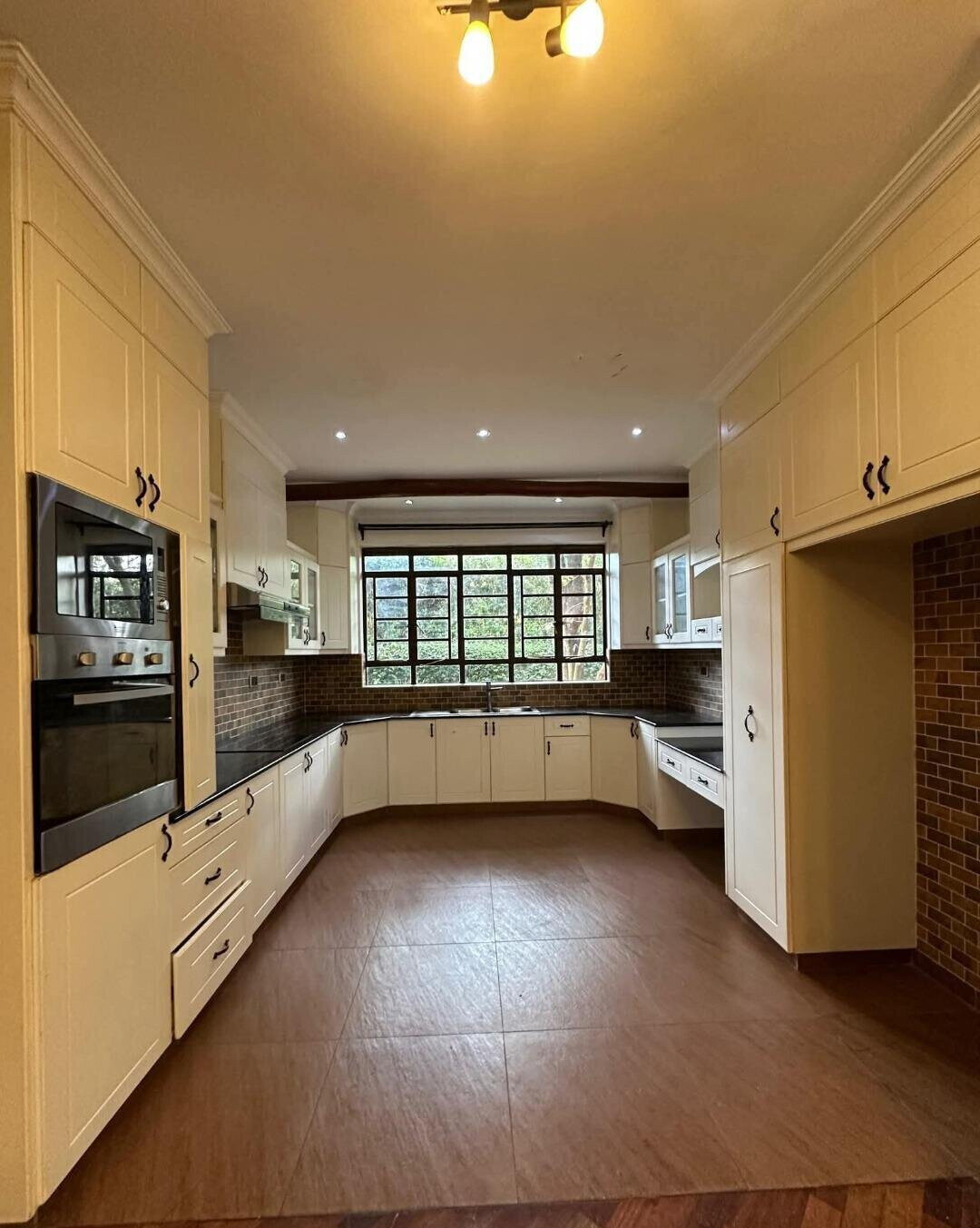 4-Ensuite Townhouse with Common Pool & Gym – Karen Kerarapon
