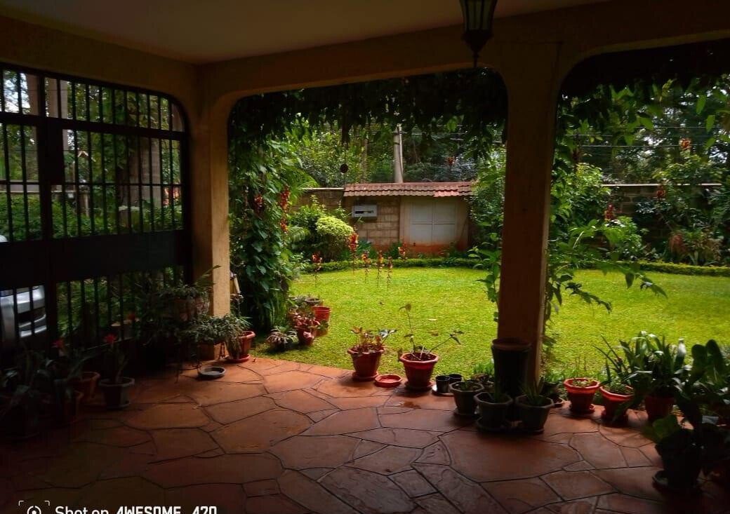 Split-Level Corner Townhouse with River Stream Garden - Spring Valley