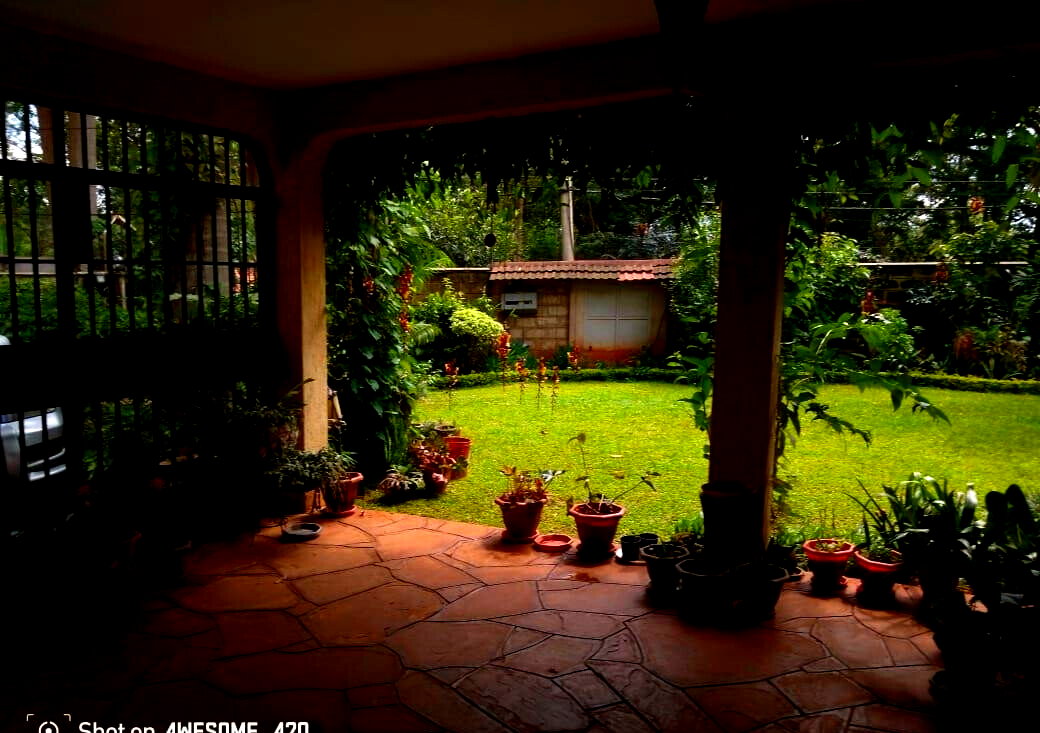 Split-Level Corner Townhouse with River Stream Garden - Spring Valley