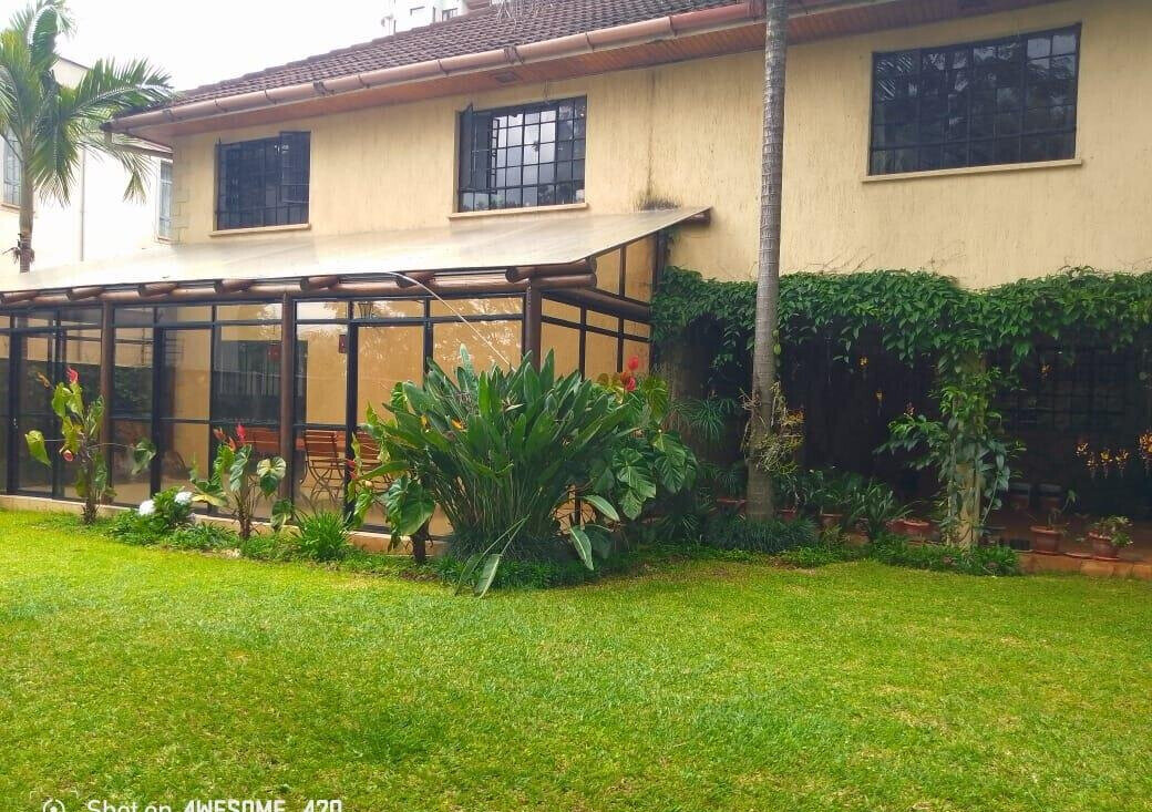 Split-Level Corner Townhouse with River Stream Garden - Spring Valley