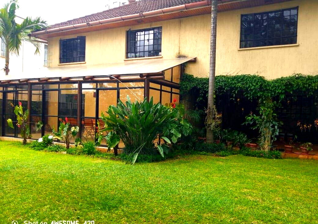 Split-Level Corner Townhouse with River Stream Garden - Spring Valley