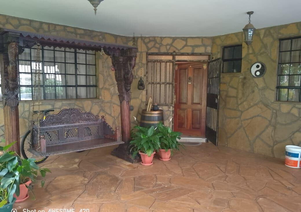 Split-Level Corner Townhouse with River Stream Garden - Spring Valley